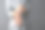 在灰色衣服的女人挠她的手特写图片下载