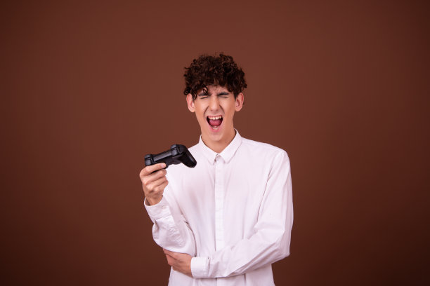 有趣的年轻人在玩电子游戏。图片下载