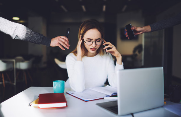 办公室经理正在用手机聊天图片下载