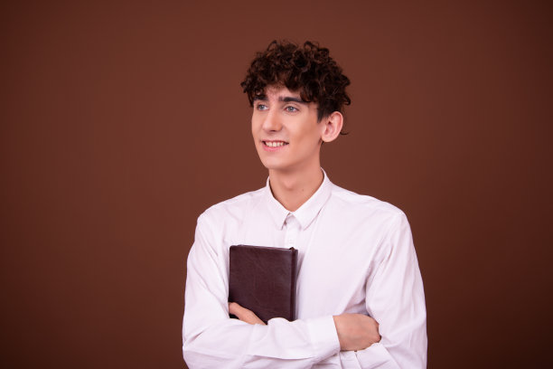 一个有着美丽眼睛的帅哥正在看书。图片下载