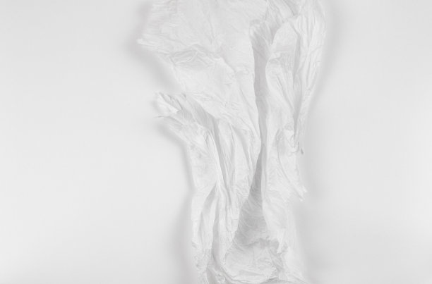 皱巴巴的白色薄纸，白纸上有撕坏的边图片下载