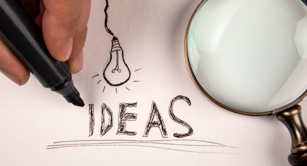 创意概念。文字和放大镜在白色背景图片下载