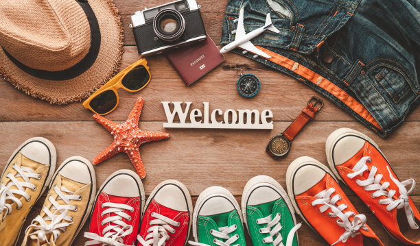 这句话欢迎旅游饰品服装邀请您参观。为旅行准备的旅行地图的费用。 旅行计划图片下载