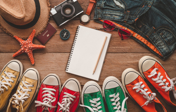 旅行配件服装。为旅行准备的旅行地图的费用。旅游规划的概念图片下载