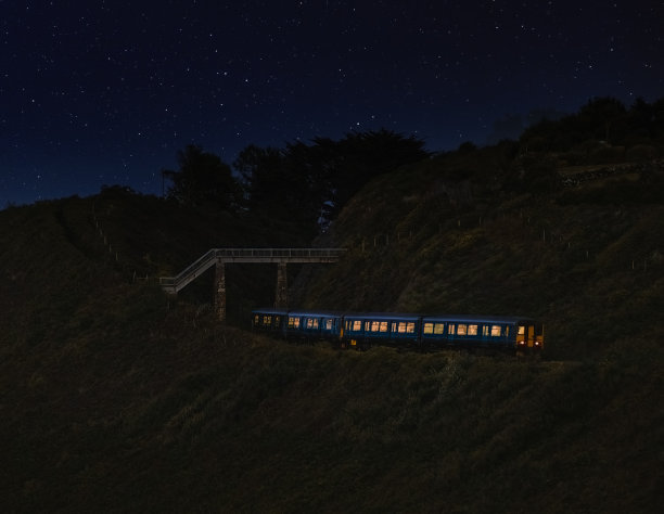星夜山区桥下火车行驶的景象图片下载