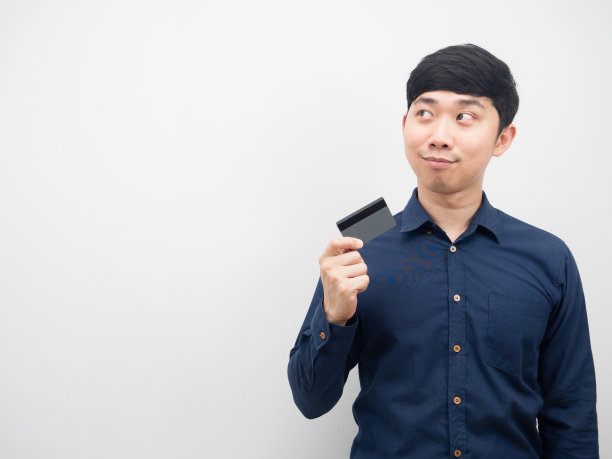 亚洲男子拿着信用卡自信地看着拷贝空间图片下载