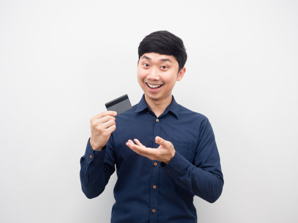 亚洲男子举着信用卡的手势推荐图片下载