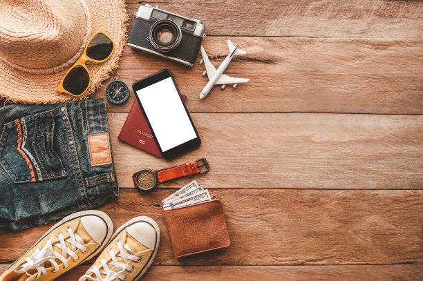 旅行配件服装。为旅行准备的旅行地图的费用。旅游规划的概念图片下载