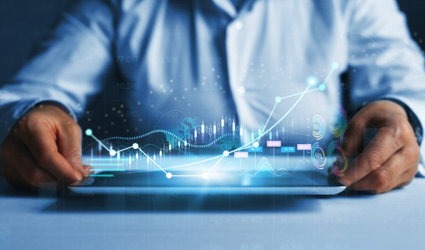 统计、图形和图表的虚拟全息图。业务战略发展和增长计划。对汇率增长的投资。图片下载