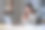 女商人通过笔记本电脑向她的主管展示利润数据和图表。图片下载