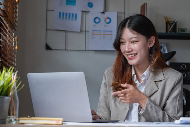 女商人通过笔记本电脑向她的主管展示利润数据和图表。图片下载