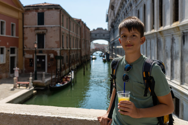 威尼斯的年轻男性游客图片下载