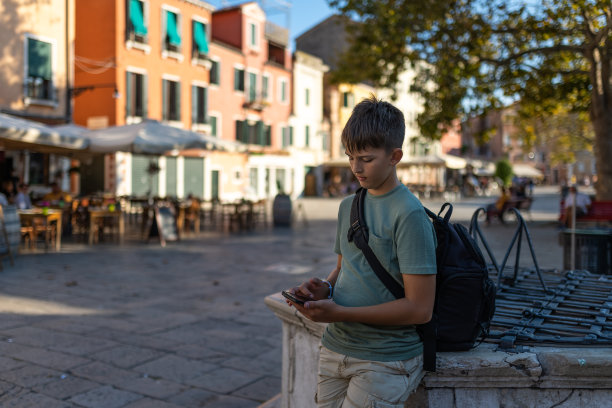 威尼斯的年轻男性游客图片下载