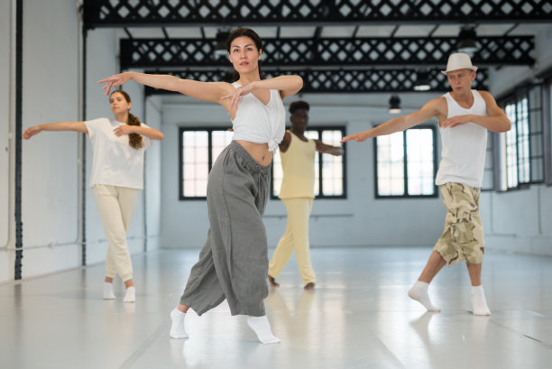 研究现代舞动作的亚洲女子图片下载