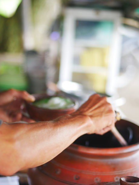 一名印尼干湿/香油卖家在下午准备买家的订单。图片下载