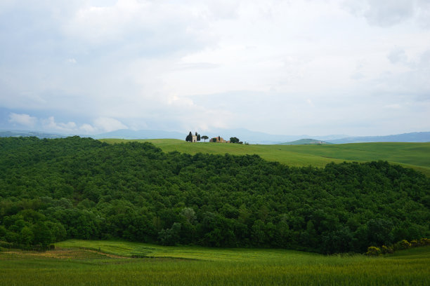 意大利佛罗伦萨，托斯卡纳的自然景观，绿色的山脉和多云的蓝天图片下载