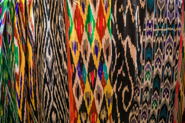 传统市场上色彩鲜艳的乌兹别克地方特色纪念品图片下载