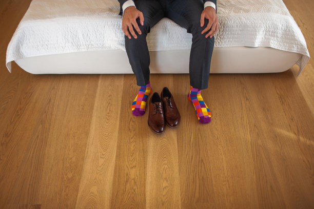 新郎在婚礼准备期间的早晨图片下载