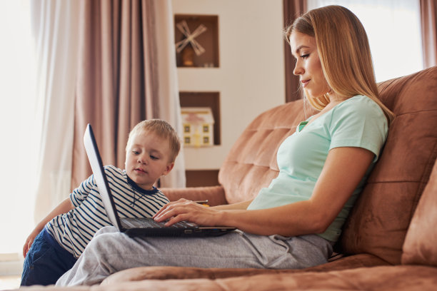 年轻的母亲带着孩子在笔记本电脑上学习图片下载