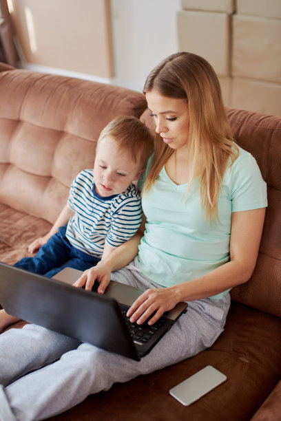 母子俩一起用笔记本电脑图片下载