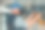 汽车修理工站在汽车检修坑里修理卡车。真正的锁匠是修理卡车的。图片下载
