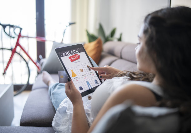 女人在黑色星期五网购。图片下载