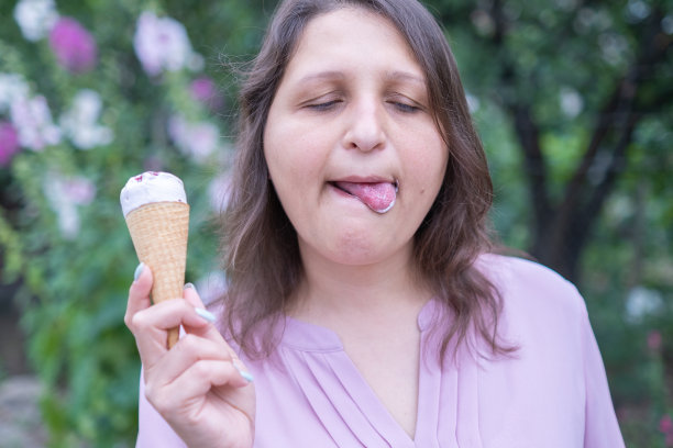 年轻快乐的女人在吃冰淇淋图片下载