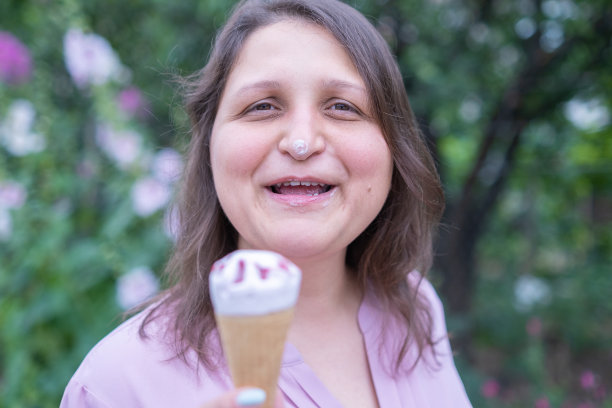 年轻快乐的女人在吃冰淇淋图片下载