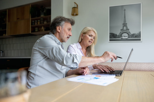 老夫妇在家使用电子银行管理家庭财务图片下载