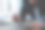 近距离的亚洲妇女手与触控笔使用数字平板电脑触摸触摸屏图片下载