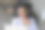 戴着耳机用笔记本电脑微笑的非裔美国妇女的头像图片下载