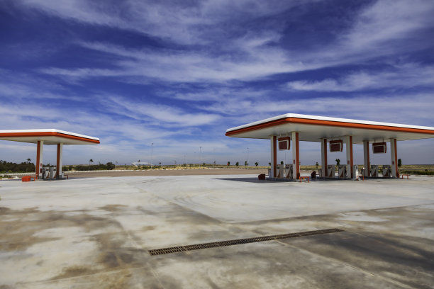 乌云密布的蓝天下，一个荒无人烟的加油站图片下载