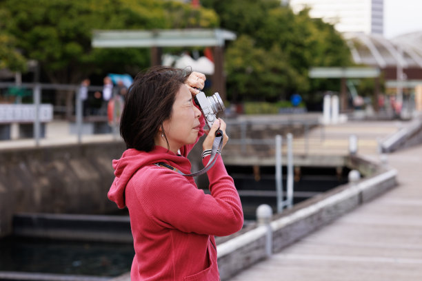 码头上拍照的女人图片下载