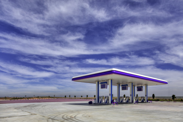 乌云密布的蓝天下，一个荒无人烟的加油站图片下载
