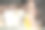 忙碌工作的亚洲成年女性自由职业是吃三明治，而会议仍在进行中，她的白色博美犬它试图偷她的食物，而她是会议图片下载