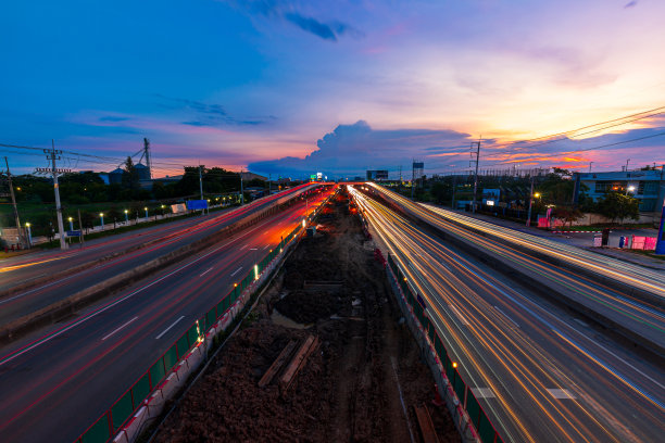 交通，道路和汽车灯，城市火车路线图片下载