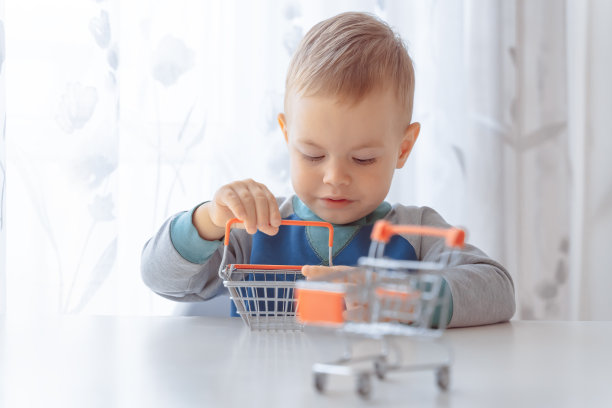 孩子们玩着购物车、购物篮。购物，折扣，销售概念。购物中心购物。购买产品。玩游戏商店。可爱的买家客户客户手持购物车。购买有折扣图片下载