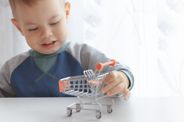 可爱的买家客户客户手持购物车。购买折扣。购物，折扣，销售概念。购物中心购物。购买产品。孩子们玩着购物车、购物篮。玩游戏店图片下载