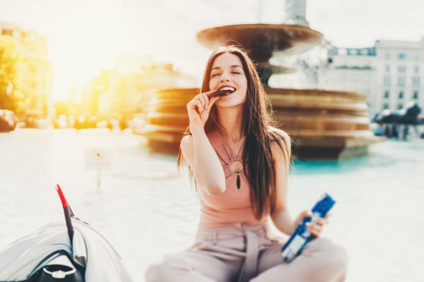 女商人在城市里吃饼干图片下载