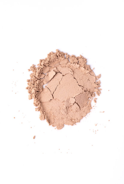 分散的皮肤颜色粉破碎致密粉在白色的背景图片下载