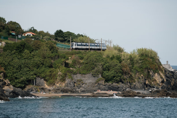 海岸线旁的客运列车图片下载