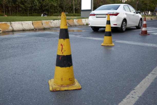 道路上的黄色交通锥图片下载