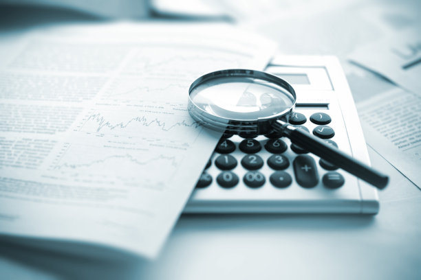 放大镜，计算器和纸上图表图片下载