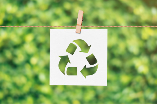 回收符号挂在绳索上与模糊的自然背景图片下载