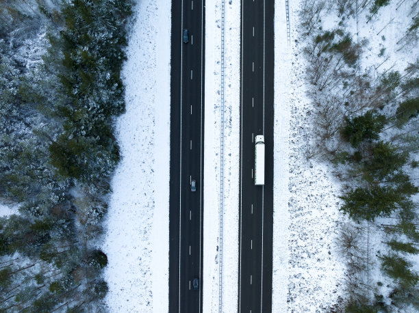 从上面看，高速公路穿过雪林景观图片下载