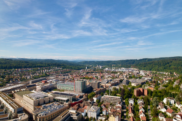 一个阳光明媚的夏日，瑞士温特图尔市的鸟瞰图。图片下载