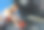 在修车车间里，一位女修车工正在给汽车装电。图片下载