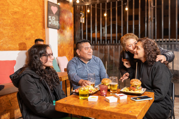 家庭聚会在快餐店图片下载