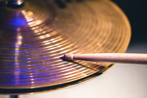 铙钹鼓上的鼓槌特写。图片下载