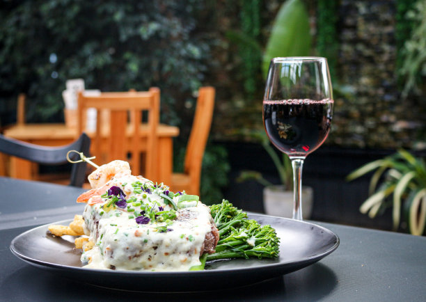 牛排配一杯红酒图片下载